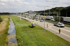 806484 Gezicht op de A28 ter hoogte van het landgoed Oostbroek te De Bilt, met in de berm een traumahelikopter in ...